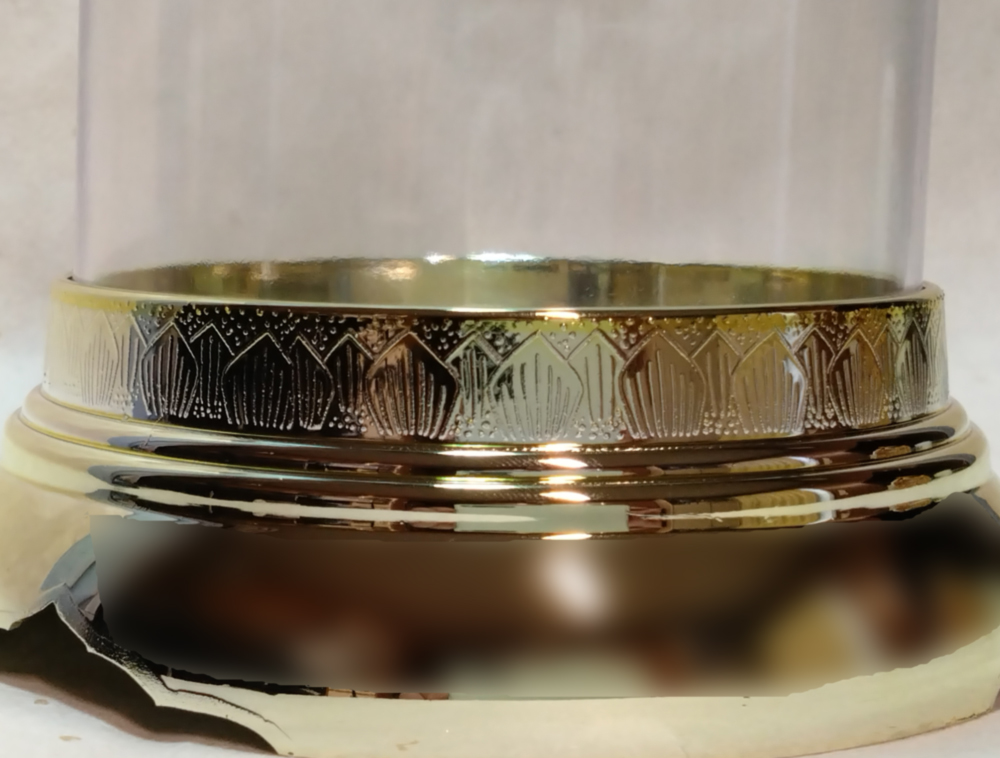 本体の金色部分の模様を拡大